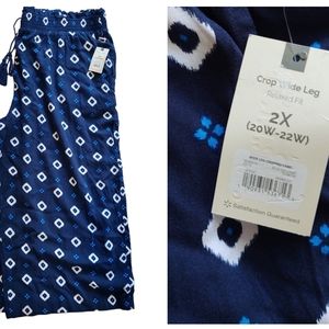 NWT cropped dress pants, by TERRA & SKY. Size 2x. Blue with white detail